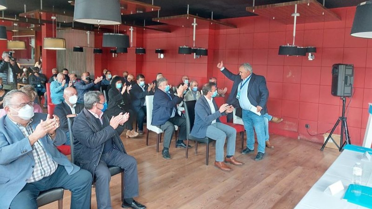 De los Mozos recibe el aplauso de los asistentes al congreso del PP comarcal en Buniel tras conocerse el escrutinio.ECB