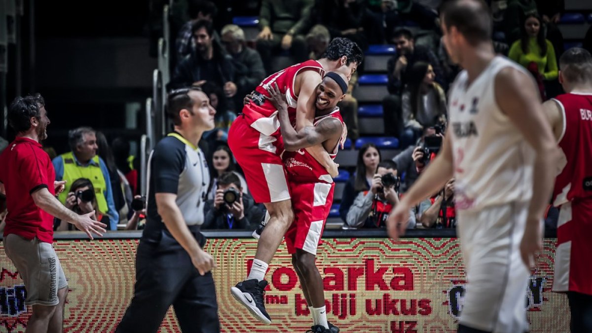 McFadden recibe la felicitación de un compañero tras su actuación de ayer. FIBA