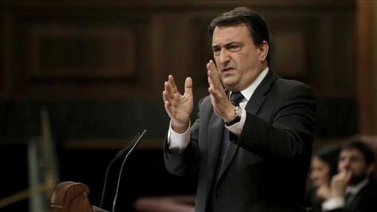 El portavoz del PNV, Aitor Esteban, en el debate de investidura.-JOSÉ LUIS ROCA
