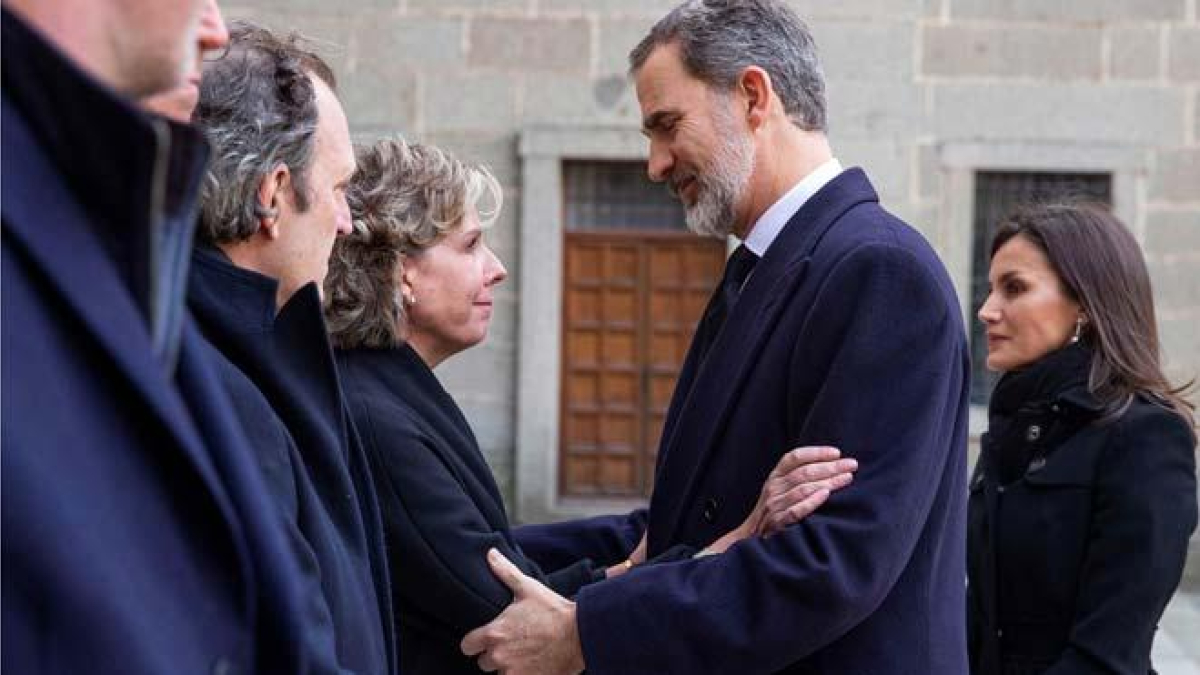 Los reyes Felipe y Letizia, en el funeral por la infanta Pilar junto a la familia y representantes de las instituciones.-EFE