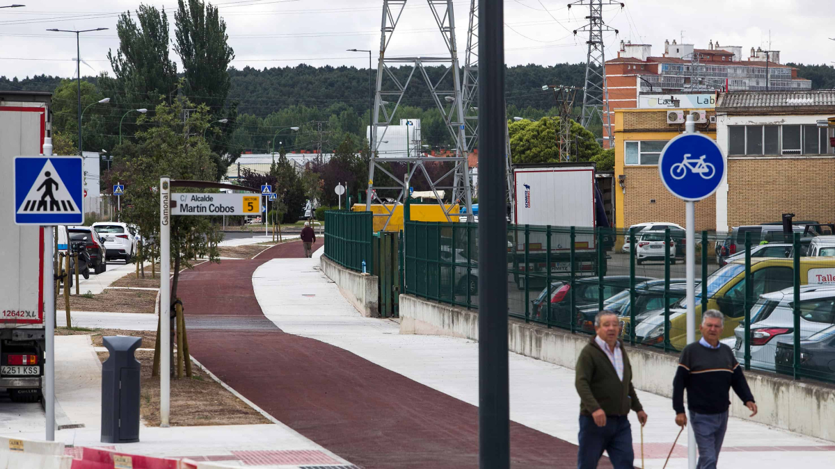 Dos hombres pasean por la avenida Alcalde Martín Cobos, tras las obras que terminaron en junio de 2022.