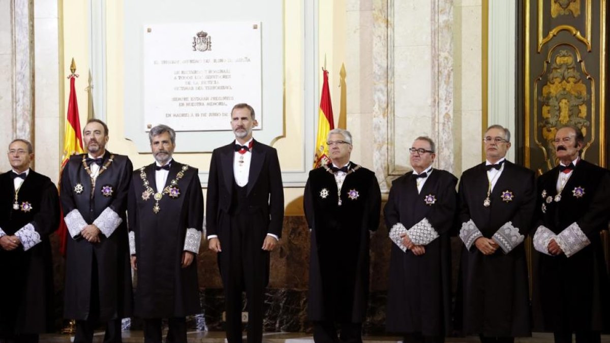 El rey Felipe VI y el presidente del Tribunal Supremo y del Consejo General del Poder Judicial, Carlos Lesmes, antes de comenzar el acto de apertura del año judicial.-EFE
