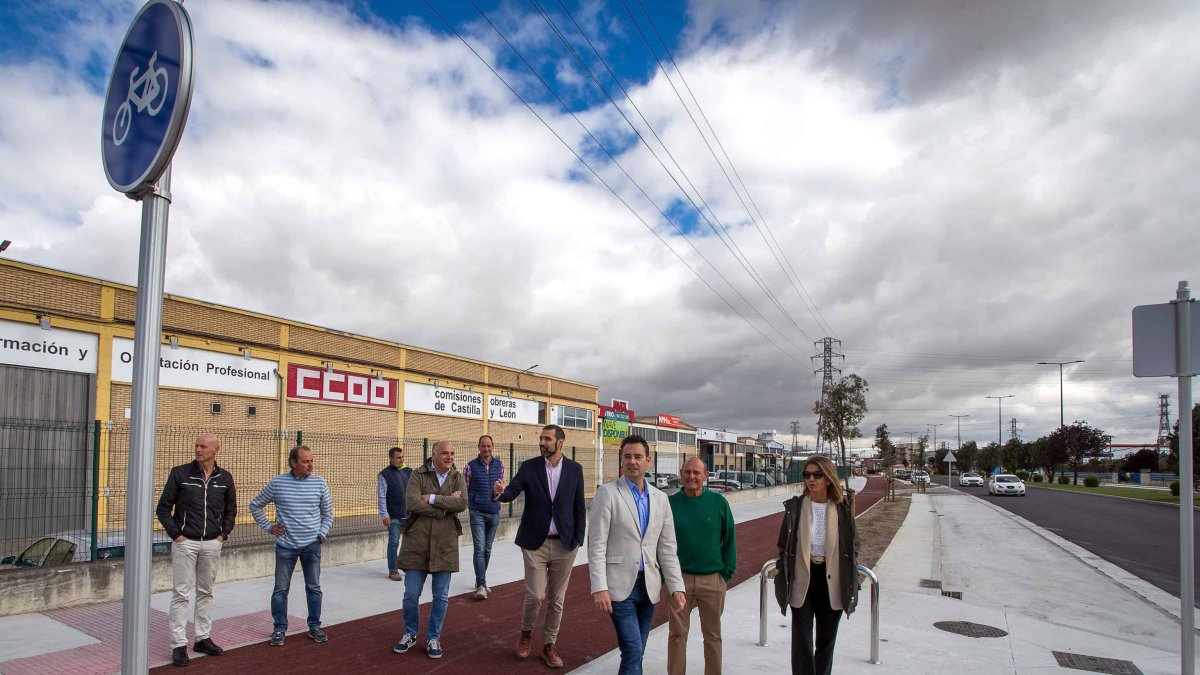 El alcalde con el concejal de Urbanismo y responsables de la empresa que ha ejecutado la obra de la cuarta fase de Alcalde Martín Cobos. TOMÁS ALONSO