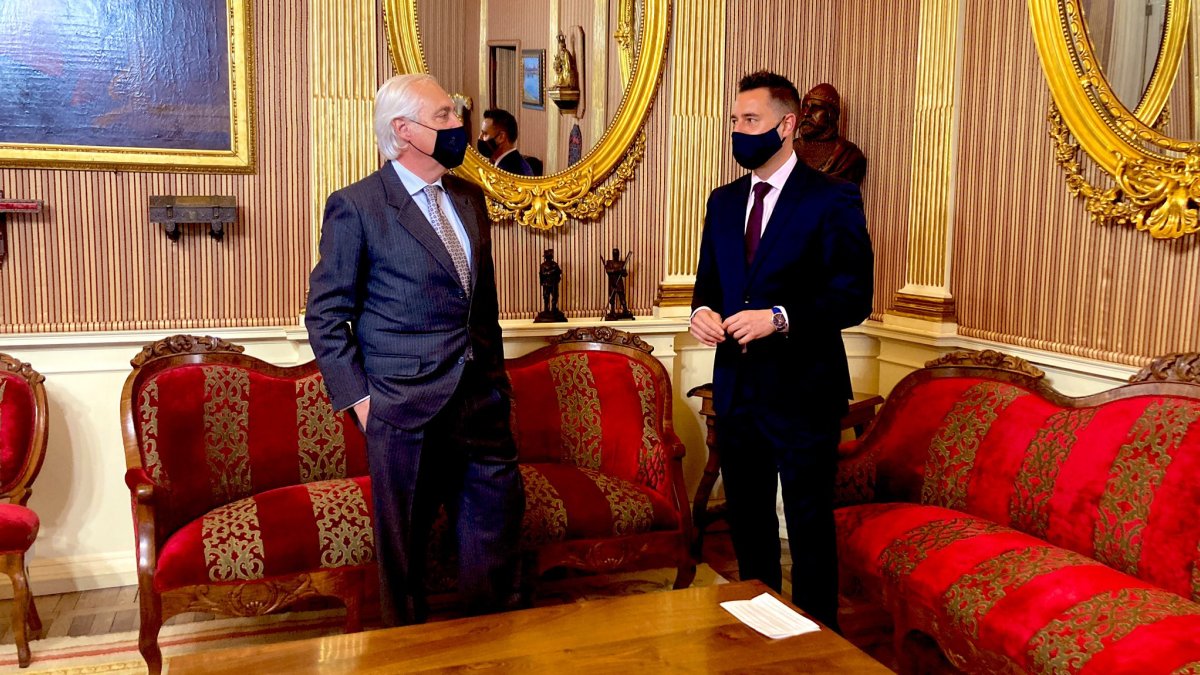 José Luis Concepción y Daniel de la Rosa, durante su encuentro en Alcaldía. ECB