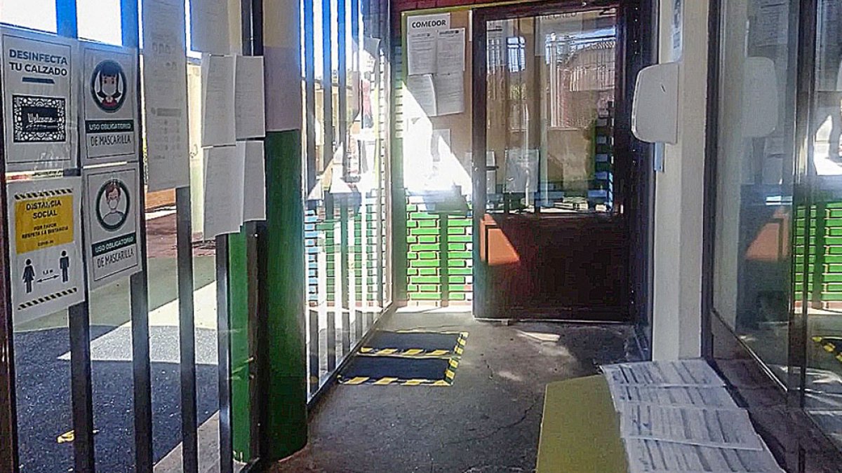 El centro escolar permanece cerrado a la espera de conocer los planes de la Junta sobre este caso. ECB
