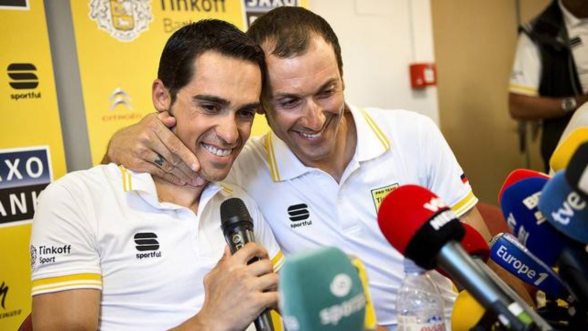 Ivan Basso se apoya en Alberto Contador durante la rueda de prensa en la que ha anunciado que sufre cáncer y abandona el Tour.-Foto: REUTERS / NILS MEILVANG