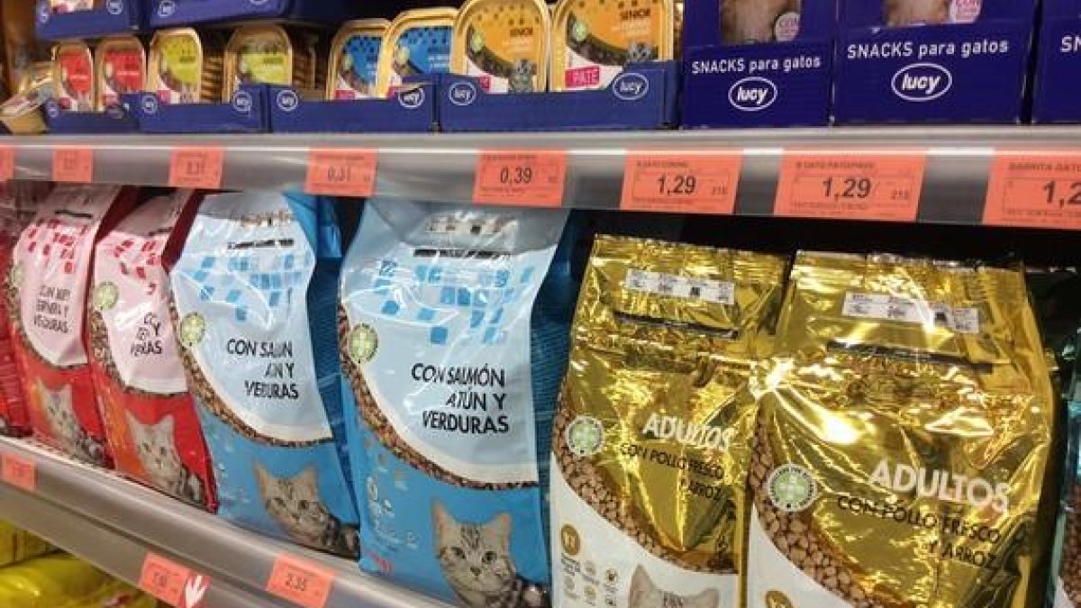 Gama de piensos para gato de la marca Compy en una estantería de Mercadona.-