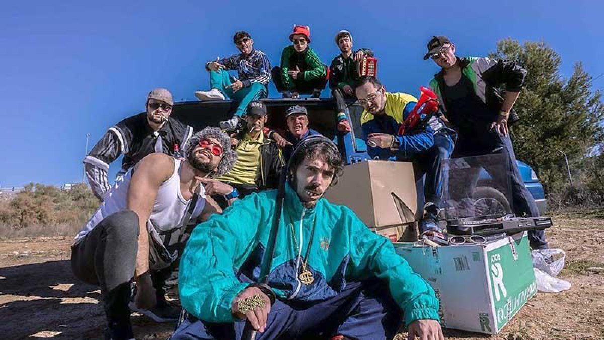 ¿10 exfutbolistas? Eso dicen los Balkan Bomba, pero nadie salvo ellos sabe si es realidad o ficción.-BALKAN BOMBA