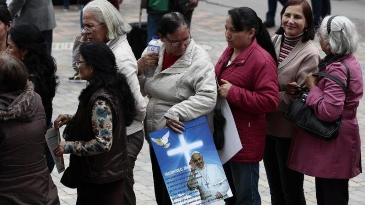 Feligreses esperan la llegada del Papa Francisco en las inmediaciones de la catedral de Bogotá.-EFE / JOSE JACOME