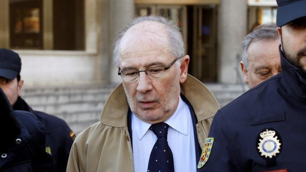 El expresidente de Bankia Rodrigo Rato, a su salida hoy de los juzgados de la madrileña Plaza de Castilla-Paco Campos