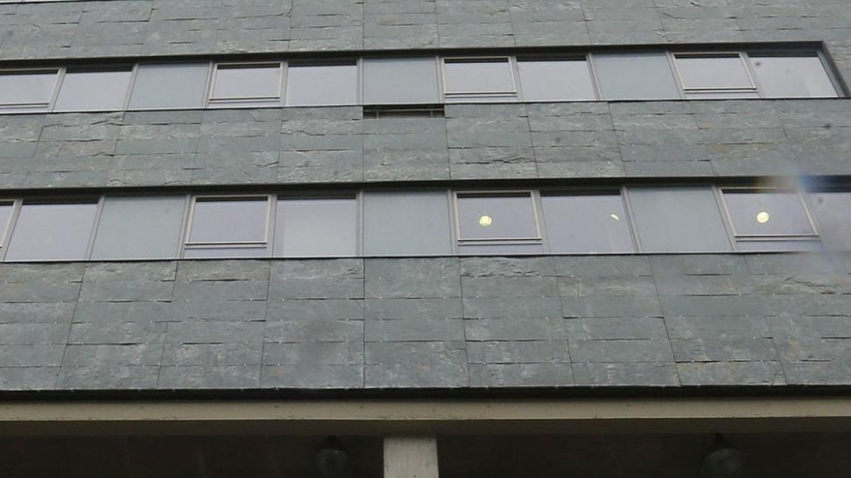 Fachada de donde se desprendió la loseta de pizarra.-RAÚL OCHOA