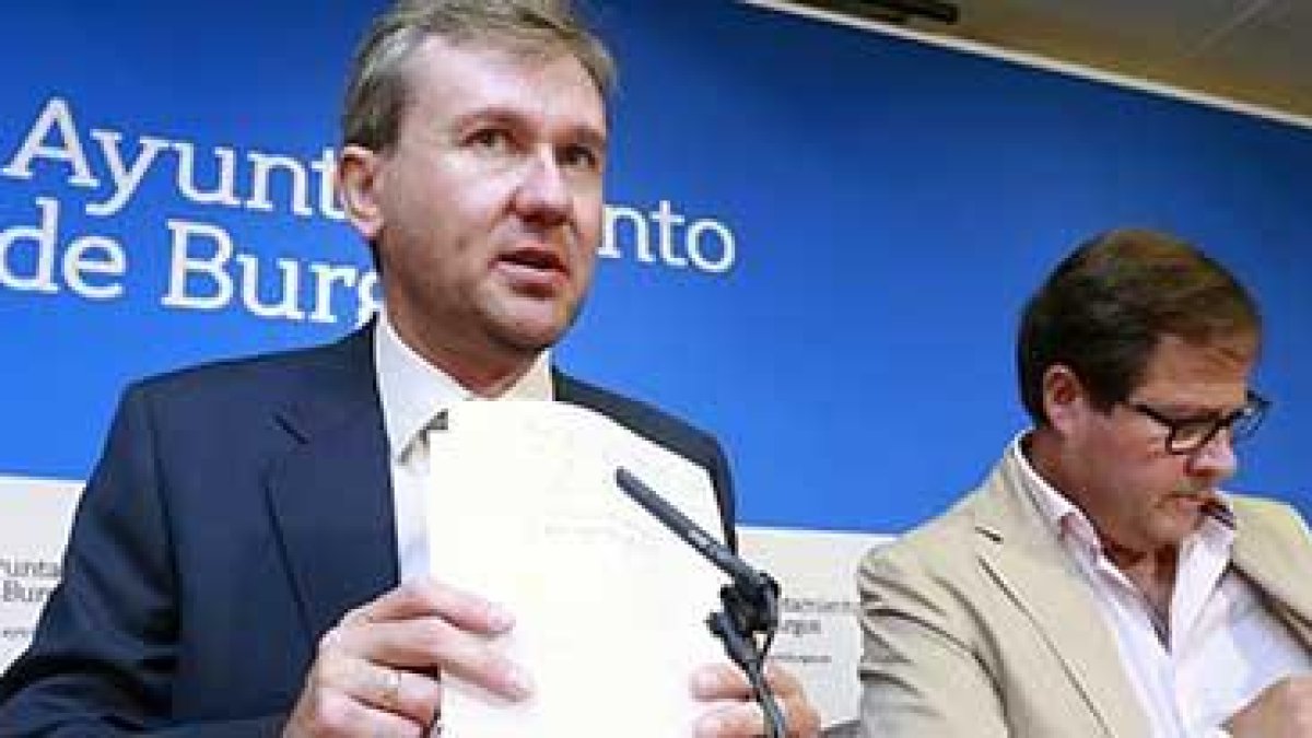 El alcalde Javier Lacalle compareció con el concejal de Hacienda,Salvador de Foronda, en el arranque del curso político del Ayuntamiento.-RAÚL OCHOA