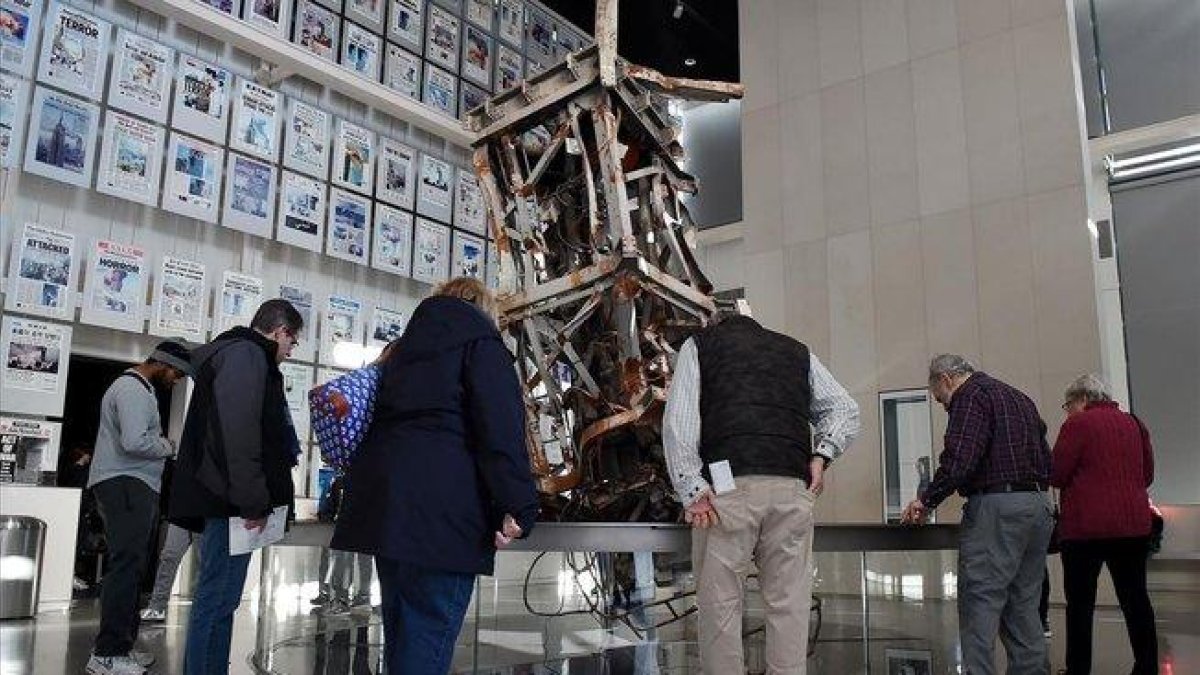 Unos visitantes del museu observan la antena de TV que coronaba la torre norte del World Trade Center de Nueva York.-AFP / OLIVIER DOULIERY