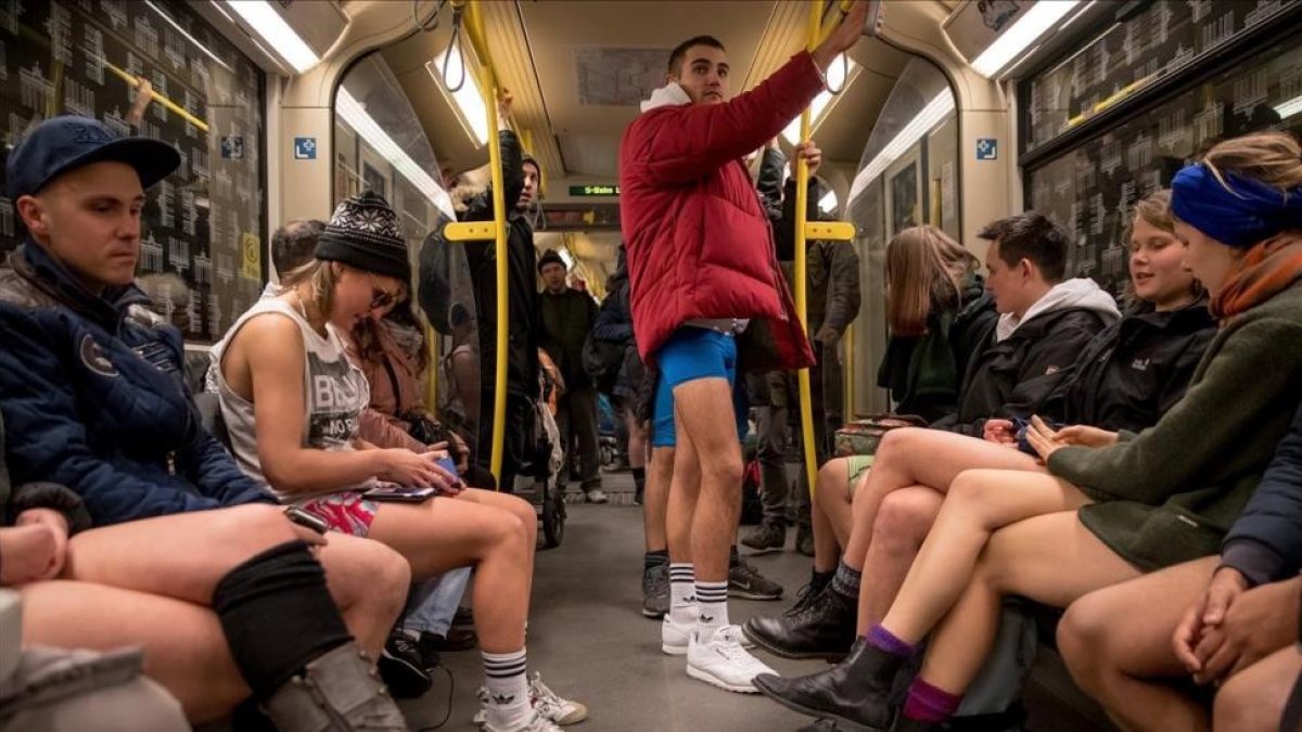 Unas personas sin pantalones en la estación londinense de Liverpool Street.-/ AFP / BEN STANSALL