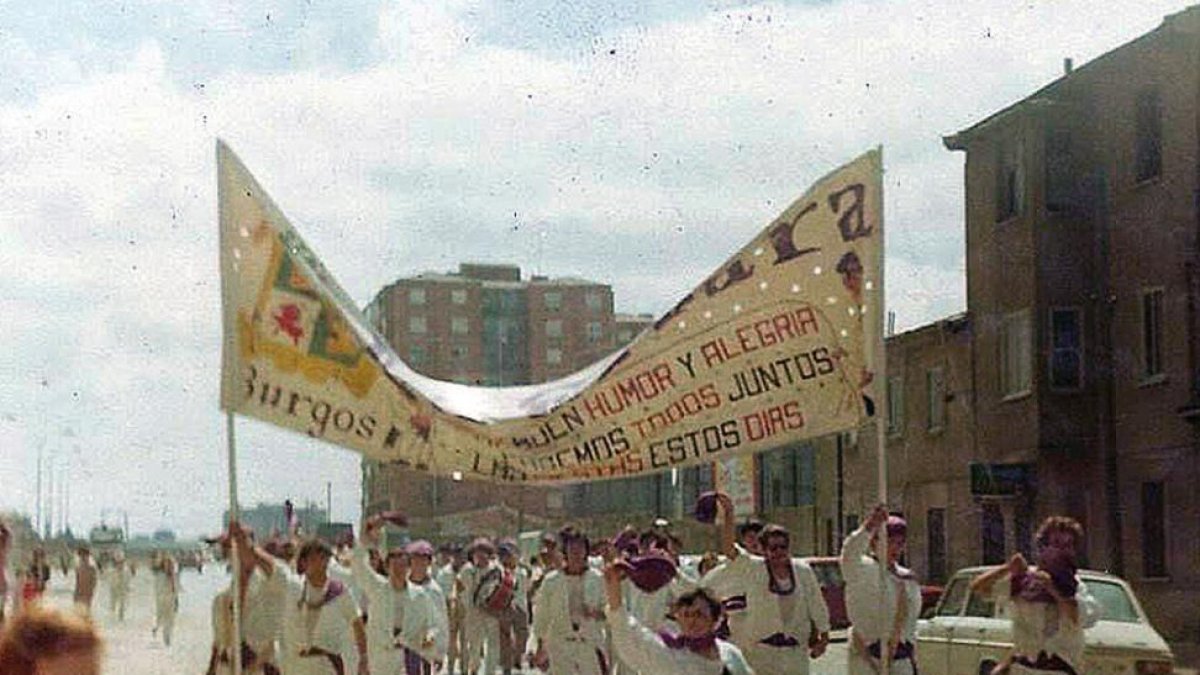 Una de las primeras bajadas de las peñas.-PEÑA ANTONIO JOSÉ