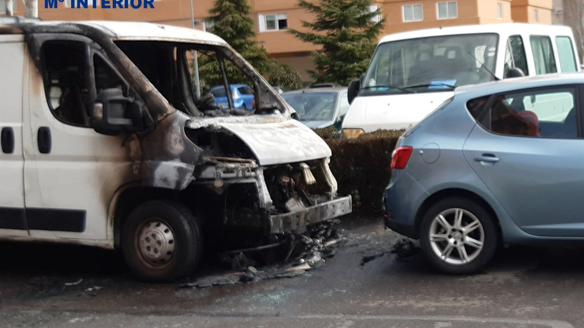 Imagen de la furgoneta quemada. POLICÍA NACIONAL
