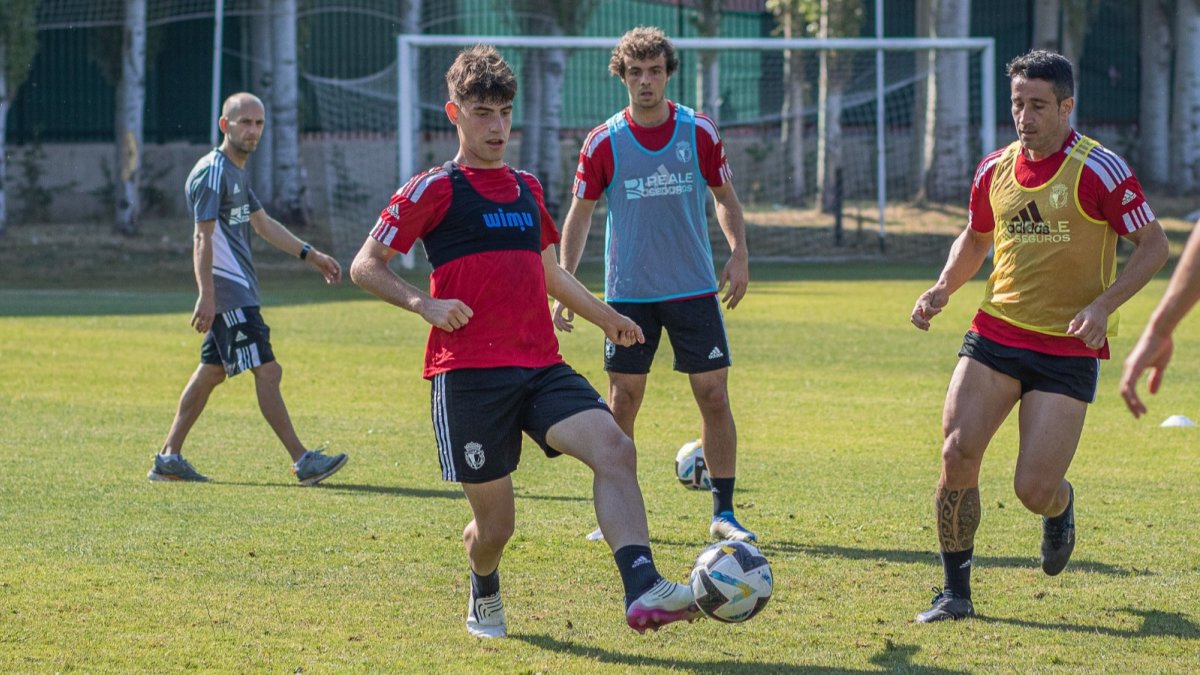 Del Cerro toca el balón durante un entrenamiento del primer equipo. BURGOS CF