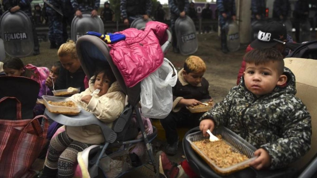 Niños durante una protesta de organizaciones sociales en Argentina.-EITAN ABRAMOVICH / AFP