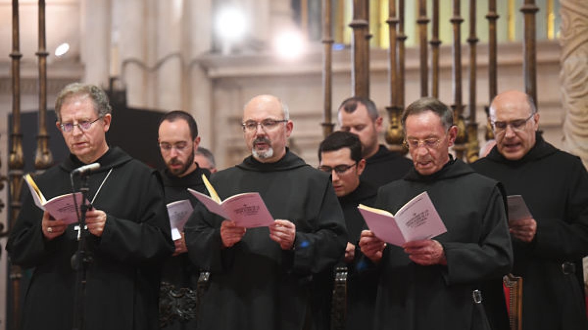 Los monjes benedictinos de Silos cantan en la Catedral. ICAL
