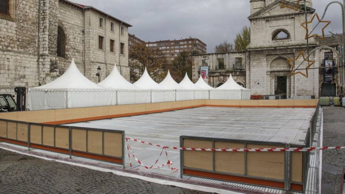 La pista de patinaje se encuentra en proceso de instalación en San Juan, a falta de incorporar el hielo de la base.-SANTI OTERO