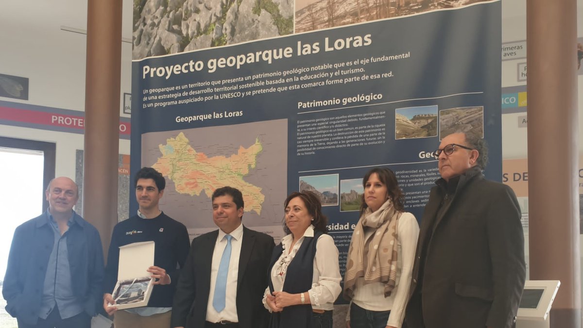 El deportista recibió una placa conmemorativa del acto. ECB