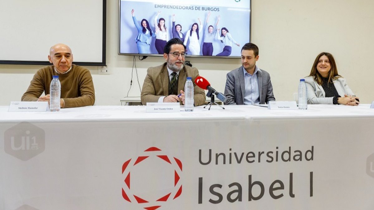 Melitón Mamolar (Geseco), José Vicente Orden (CEEI), Tomás Román (Isabel I) y Jerusalén Martínez (MaWi), en la presentación de Emprendedoras Burgos. SANTI OTERO