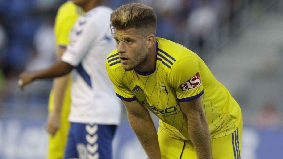 Mario Barco con la camiseta del Cádiz.-LALIGA