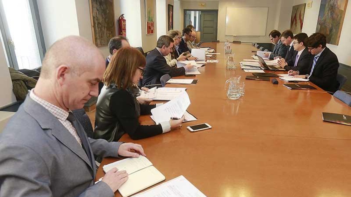 Los mienbros de la junta directiva se reunieron el jueves en el Teatro Principal.-RAÚL OCHOA