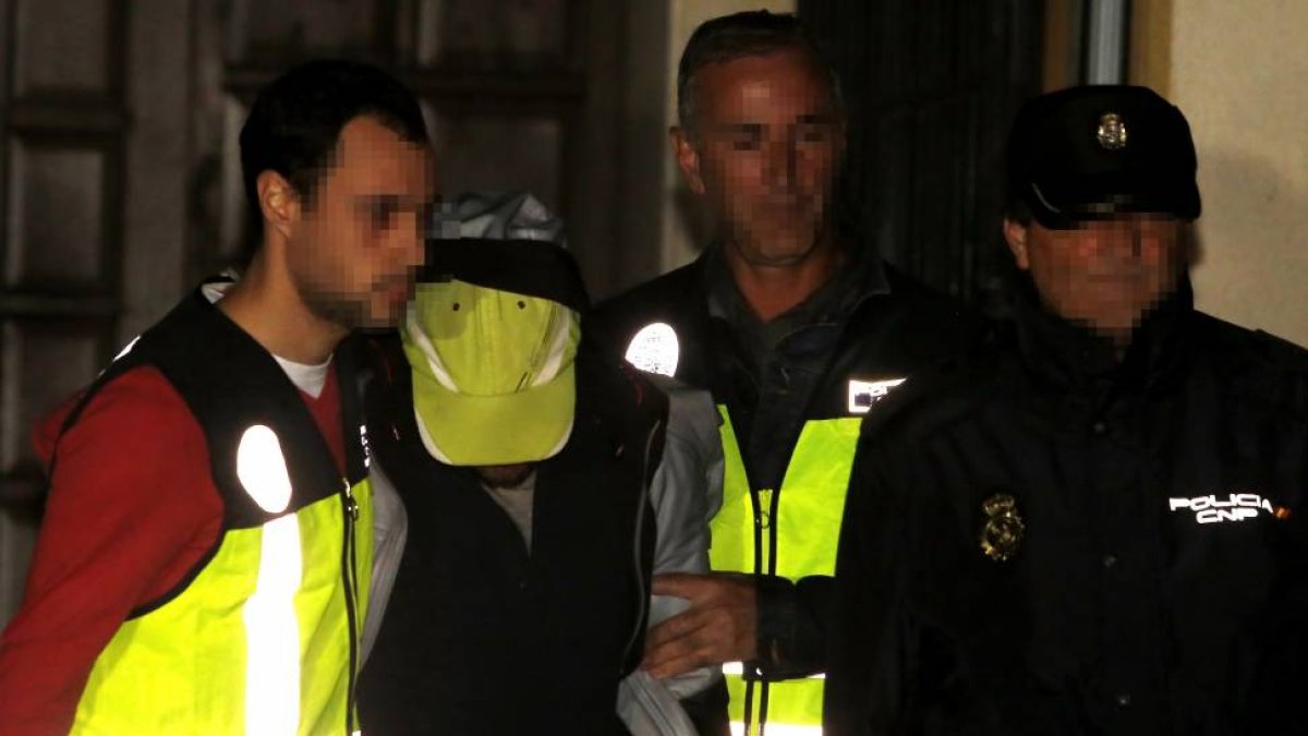 Muñoz, cubierto con una gorra amarilla, a la salida de los juzgados de Astorga.-Ical