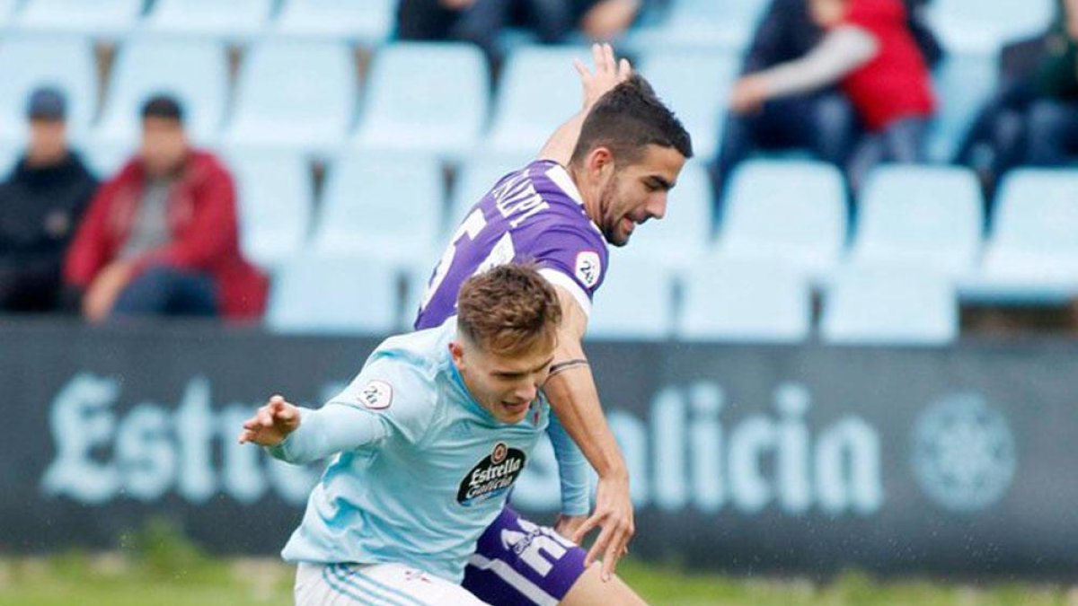 Undabarrena, que ayer actuó de central, pugna con un jugador del Celta B.-@RCCELTA