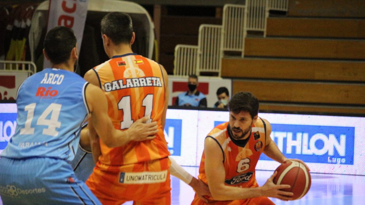 Uriz sale del bloqueo en el partido aplazado disputado ante el Breogán. CB BREOGÁN