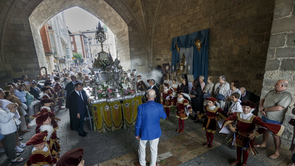 La carroza con la Custodia a su paso por el Arco de Santa María. SANTI OTERO