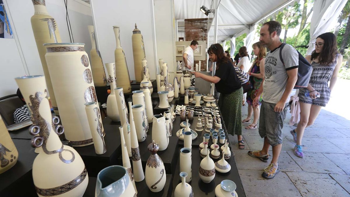 Varias personas observan las piezas de un artesano durante la pasada edición de la feria. RAÚL G. OCHOA