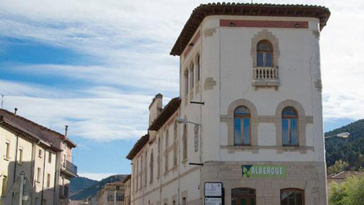 Se compaginarán los trabajos de sustitución de las ventanas con el repintado, a cargo de la Escuela Taller.-ECB