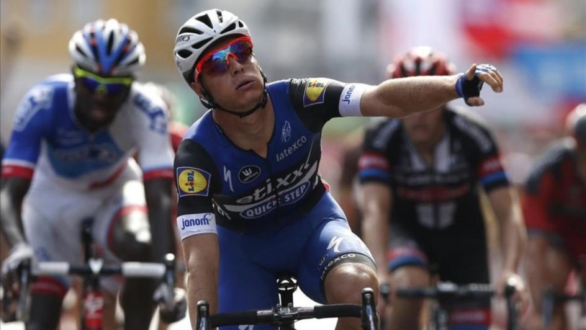 El belga Gianni Meersman se impone al esprint en Lugo.-EFE / JAVIER LIZÓN
