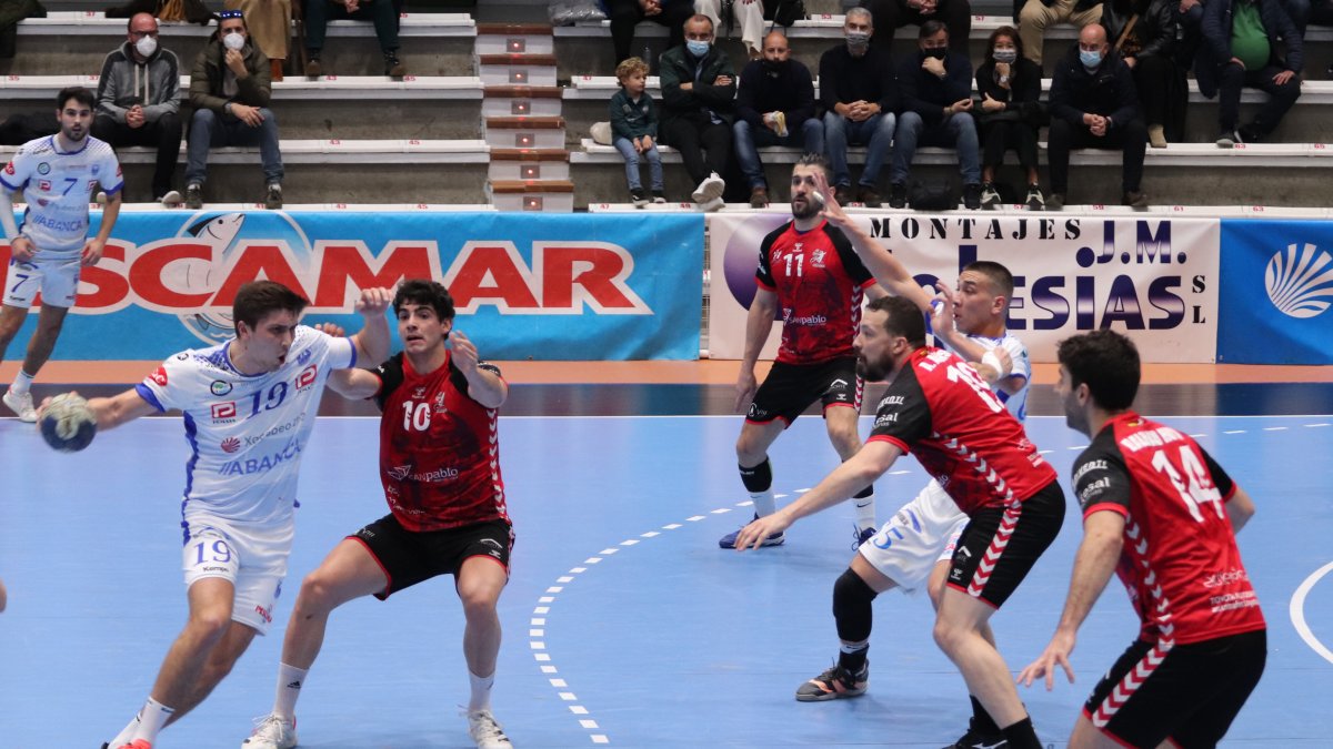 Imagen del partido entre el Cisne y el UBU San Pablo. SERGIO DELGADO