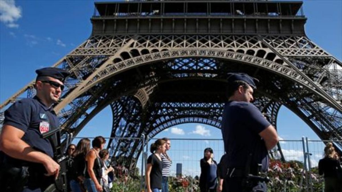 Vigilancia policial en la Torre Eiffel.-REUTERS / PASCAL ROSSIGNOL