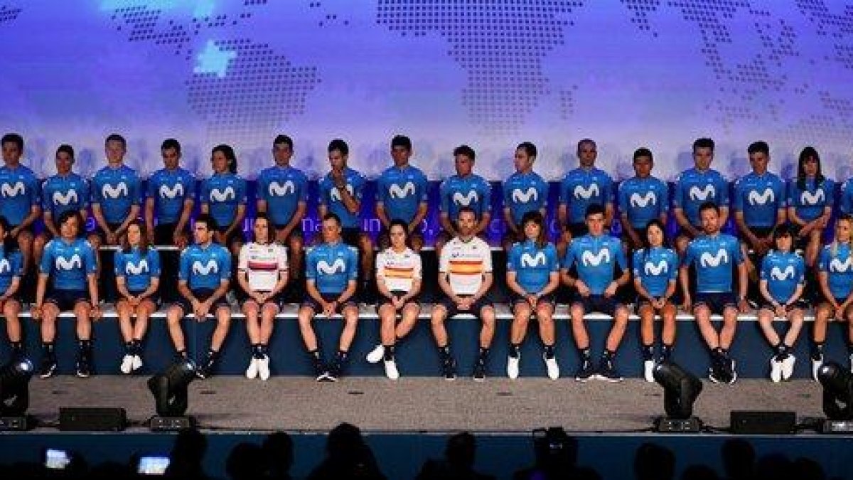 El Movistar, al completo, durante la presentación del equipo en Madrid.-EFE / DAVID FERNÁNDEZ