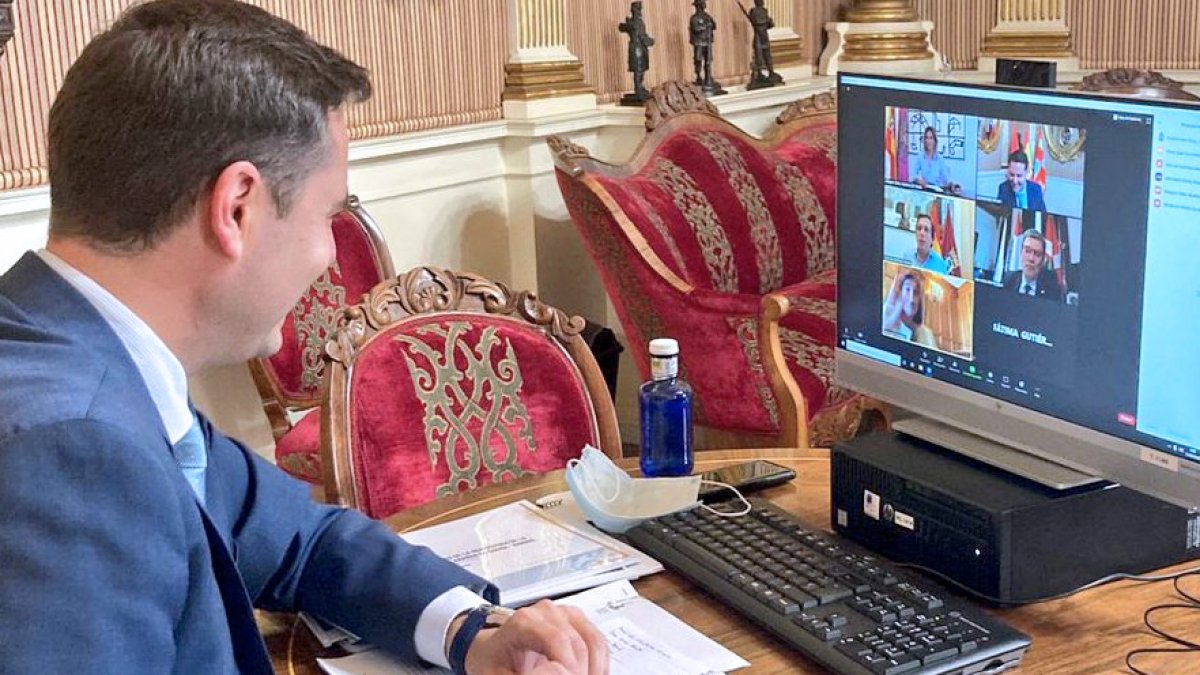 De la Rosa en la Alcaldía hablando por videoconferencia con sus homólogos de Madrid, Santander, Bilbao y Toledo. ECB
