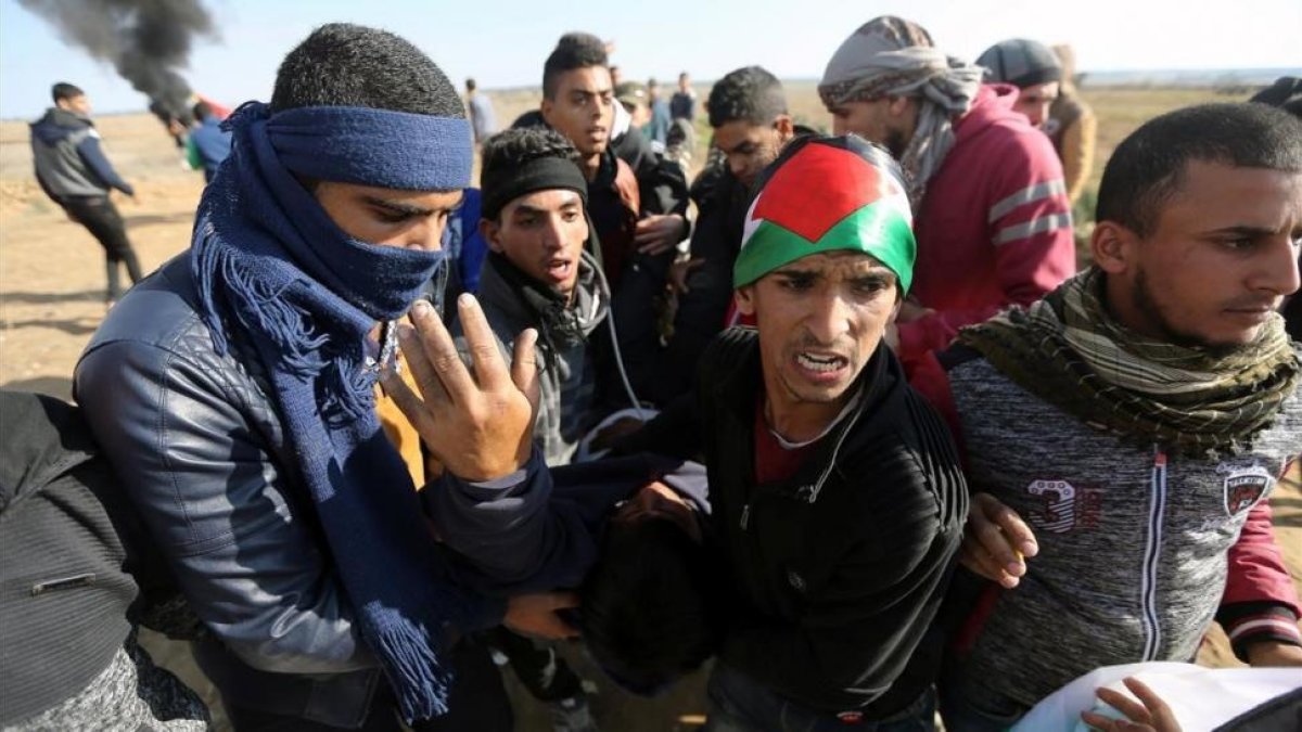 Un manifestante palestino es trasladado herido, durante los enfrentamientos en la franja de Gaza.-IBRAHEEM ABU MUSTAFA (REUTERS)