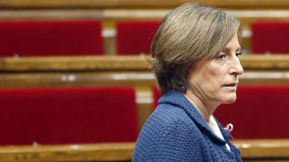La presidenta del Parlament, Carme Forcadell, en el hemiciclo.-EFE / ANDREU DALMAU