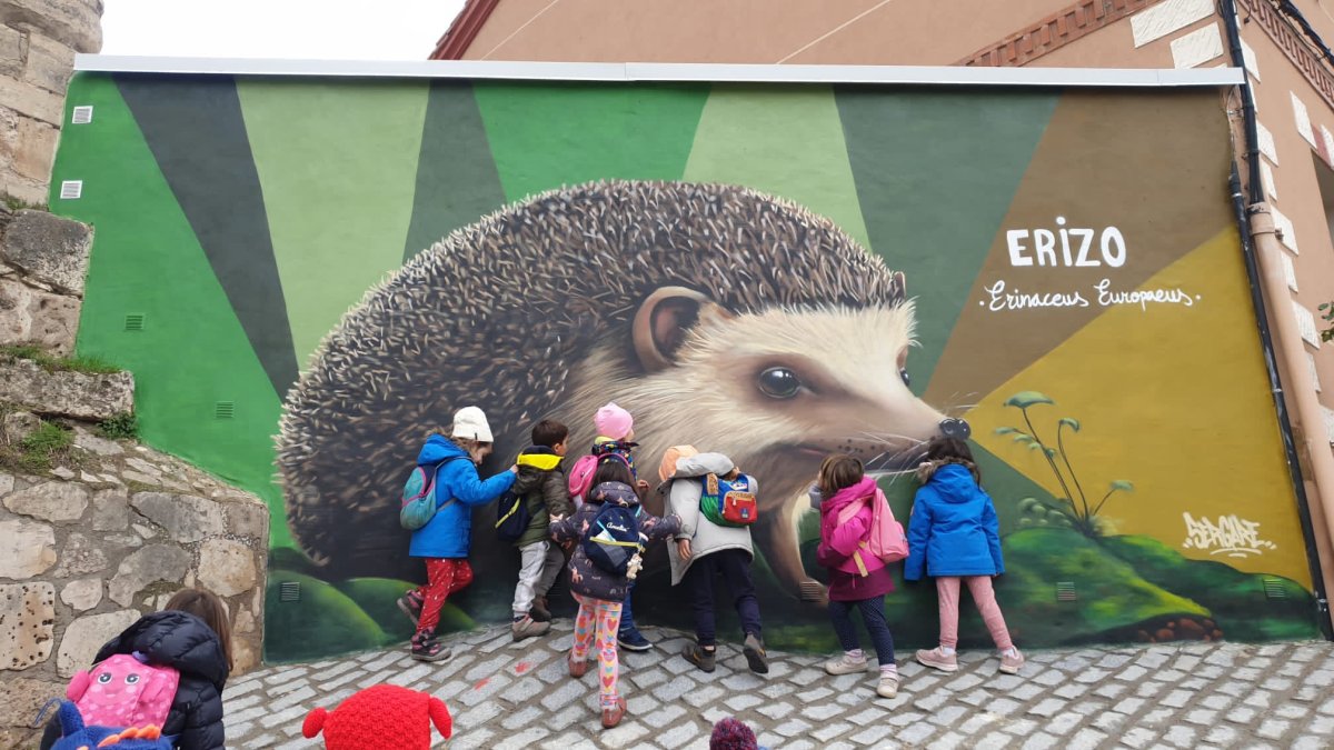 Los murales, como el del erizo, llevan un proceso largo de elaboración: elección de animales de la zona, ubicación de murales en zonas donde viven estos animales, y el despliegue de huellas en itinerarios de tres a cinco kilómetros.