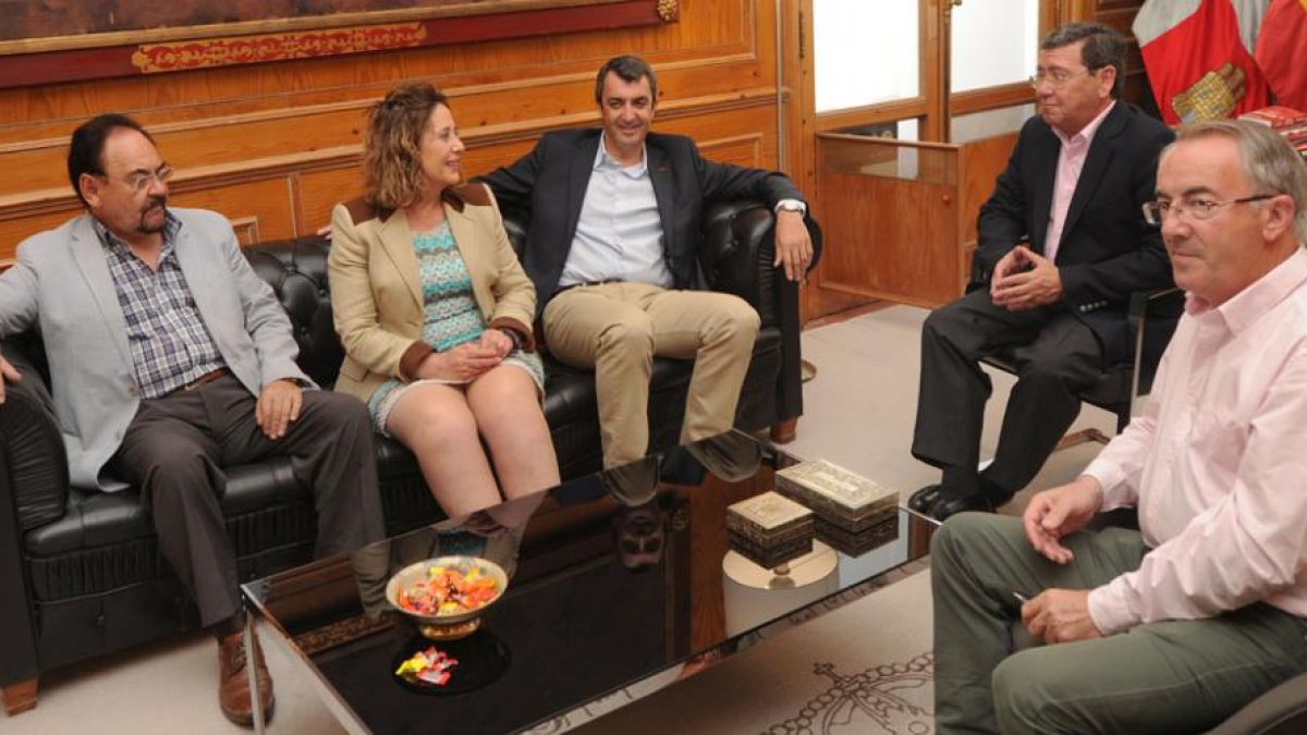 Representantes de la Diputación charlan con Javier Guillén (en el centro) antes de la firma del convenio.-ISRAEL L. MURILLO