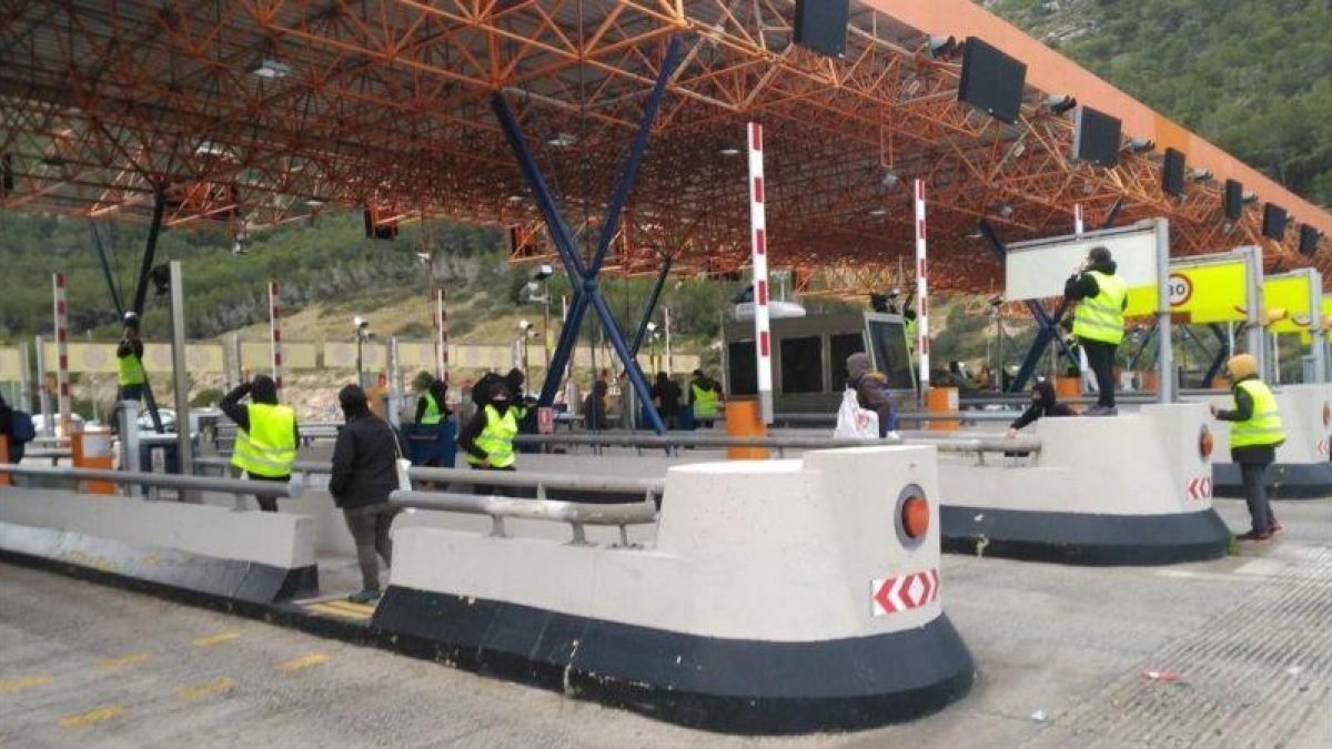 Miembros del CDR irrumpieron, ayer, en el peaje de la C-32 en Sitges.-CDR BEGUES