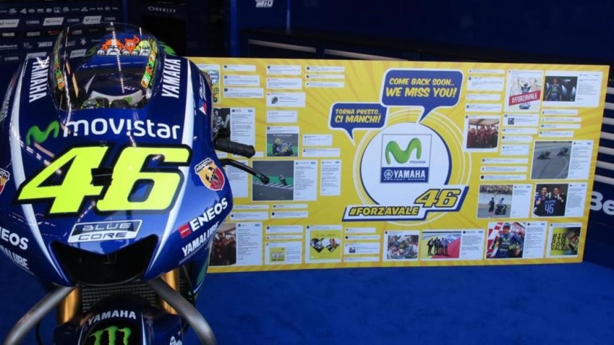 La Yamaha de Valentino Rossi en el box de Misano, con un cartel con frases y fotos dándole ánimos-EMILIO PÉREZ DE ROZAS / ENVIADO ESPECIAL