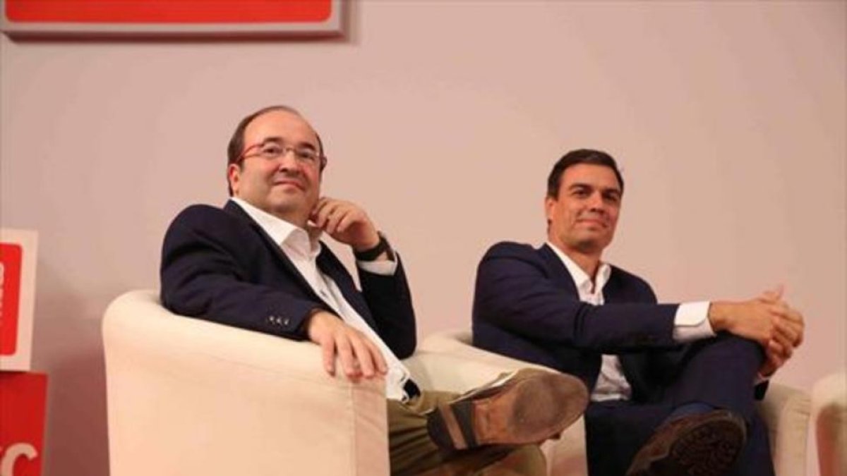 Miquel Iceta y Pedro Sánchez, en un encuentro con cargos electos del PSC.-ELISENDA PONS