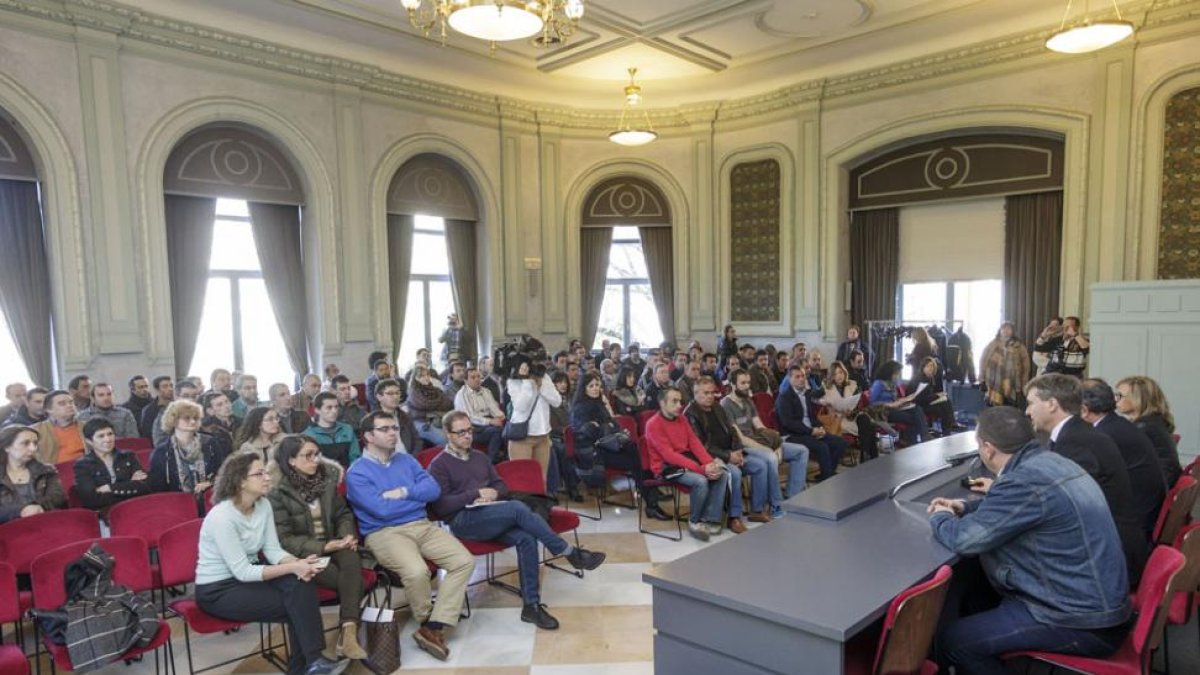 Los trabajadores recibieron la bienvenida del alcalde en la Sala Polisón.-ISRAEL L. MURILLO
