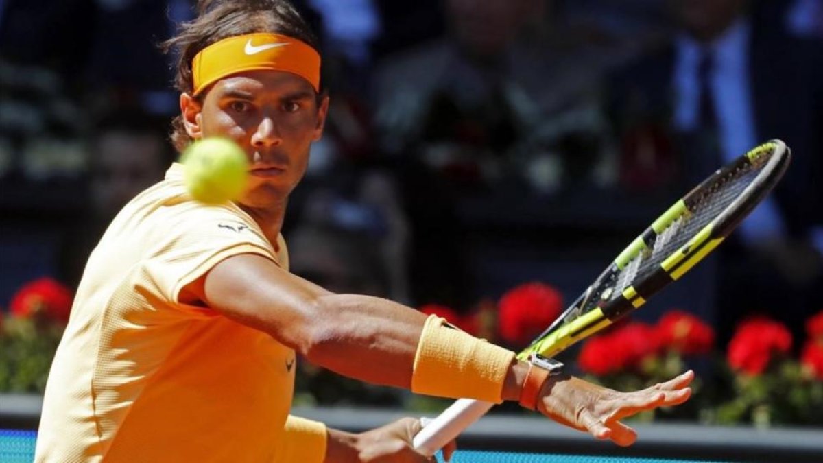 Nadal conecta una derecha en su partido ante Kuznetsov.-EFE / J..J. GUILLÉN