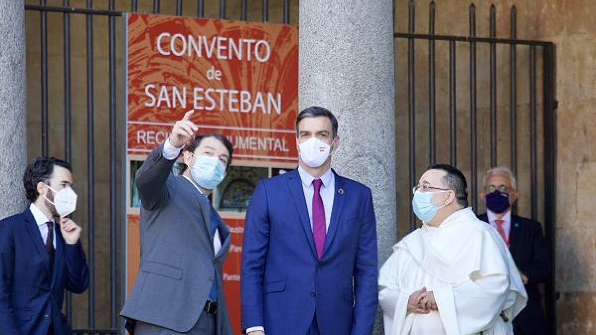 El presidente del Gobierno, Pedro Sánchez, junto al presidente de CyL, Alfonso Fernández Mañueco, en la XXIV Conferencia de Presidentes en Salamanca. ICAL