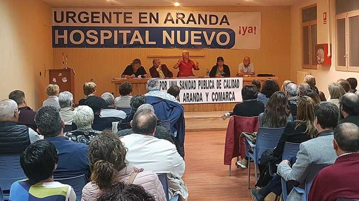Reunión de vecinos de Aranda de Duero, ayer, para analizar la grave situación a la que se enfrenta la ciudad.-L.V.